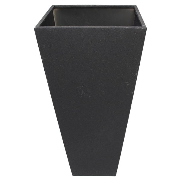 Hoher, quadratischer Pflanzkübel mit strukturierter Oberfläche, der sich nach unten hin verjüngt.