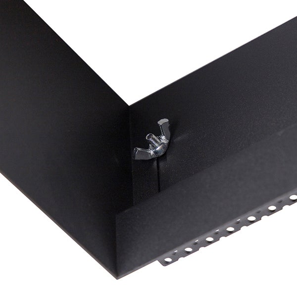 Nahaufnahme einer schwarzen Metallrahmen-Ecke mit Flügelmutter und Lochleiste.