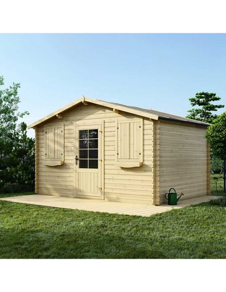 Gartenhaus aus Holz mit Satteldach, mittiger Tür und zwei Fenstern mit Fensterläden auf einer Holzterrasse im Garten.