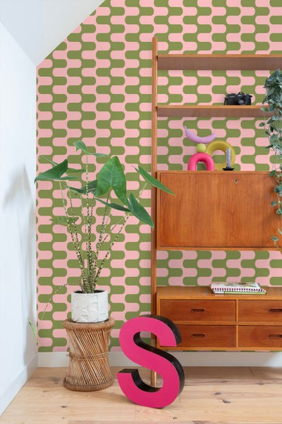 Innenraum mit Retro-Tapete, Holzregal und Zimmerpflanze