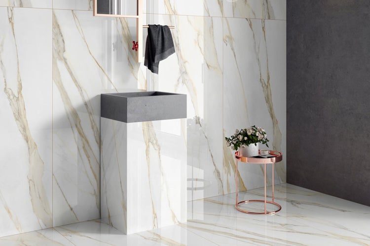 Modernes Badezimmer mit Marmorfliesen, Waschbecken und Beistelltisch.