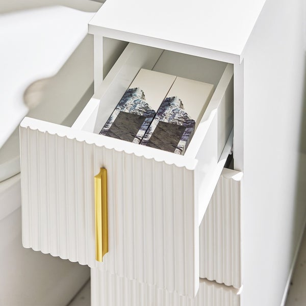 Detailansicht eines weißen Badezimmerschranks mit geöffneter Schublade, gefüllt mit Produkten