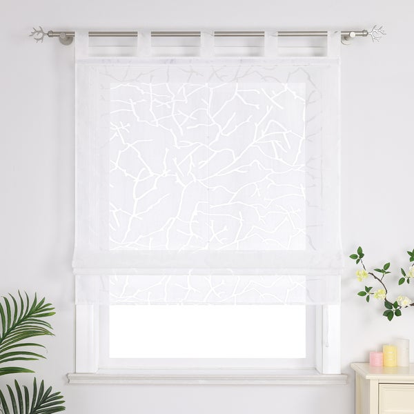 Fenster mit hochgezogenem, weißem, transparentem Rollo mit Ästen-Muster