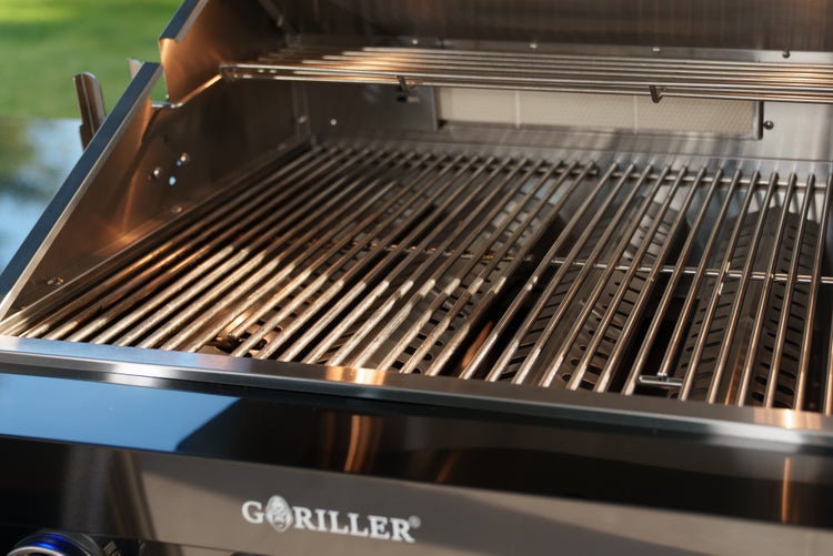Goriller Gasgrill mit Edelstahl-Grillrosten und integriertem Warmhalterost.