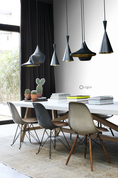 Esszimmer mit Esstisch, Stühlen und Hängeleuchten