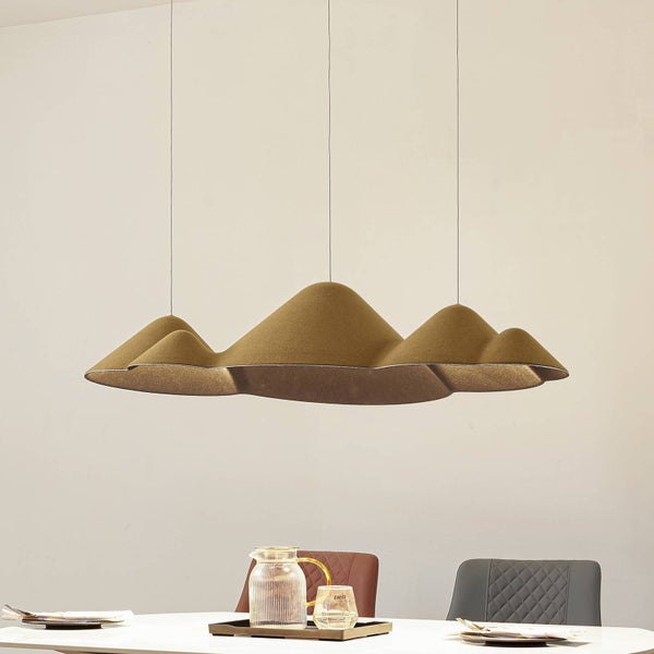 Moderne Pendelleuchte mit braunem Filzschirm in Gebirgsform, hängend über einem Tisch in einem hellen, organisierten Raum.