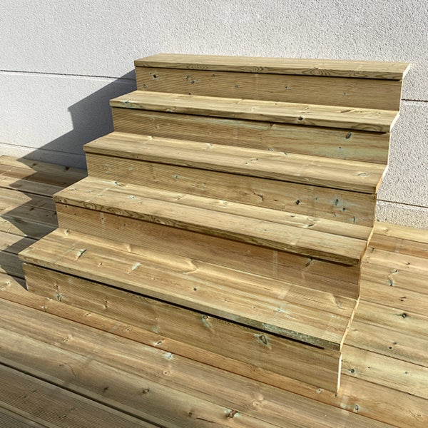 Holzterrasse mit Treppe