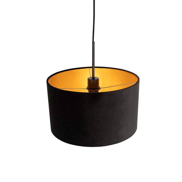Pendelleuchte mit zylindrischem Schirm aus schwarzem Textil und goldfarbener Innenseite.