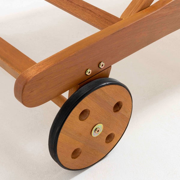 Moderner Polstersessel mit hohem Rücken und schwarzen Metallbeinen, gezeigt in verschiedenen Wohnräumen wie Wohnzimmer, Schlafzimmer und Gästezimmer.
