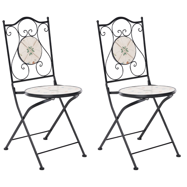 Zwei klappbare Gartenstühle aus Metall mit Mosaik-Verzierungen an Sitzfläche und Rückenlehne.