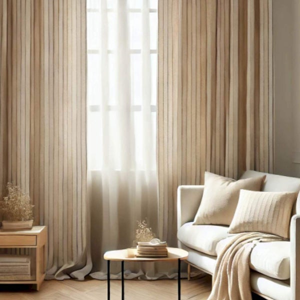 Wohnzimmer mit Vorhängen, Sofa und Beistelltisch für eine gemütliche Atmosphäre