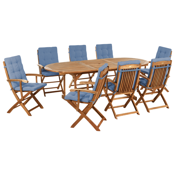 Gartenmöbel-Set aus Holz bestehend aus einem ovalen Tisch und sechs Klappstühlen mit blauen Auflagen.