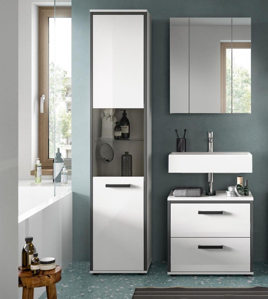 Modernes Badezimmermöbel-Set bestehend aus einem Hochschrank mit offenem Fach, einem Waschbeckenunterschrank mit zwei Schubladen und Spiegelschrank.