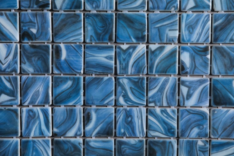 Barrierefreie Badewanne mit Duschwand in einem hellen Badezimmer