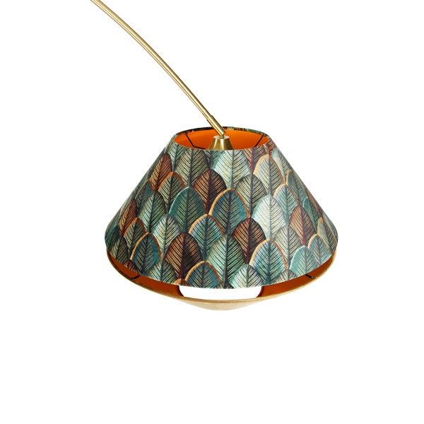 Konischer Lampenschirm aus Stoff mit buntem Federmuster und Gelenkarm aus Messing.