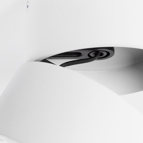 Detailaufnahme einer Deckenleuchte mit schwarzem Kabel