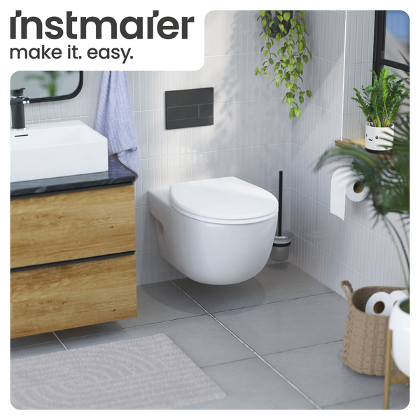 Modernes Badezimmer mit wandhängendem WC, Waschbeckenunterschrank und dekorativen Elementen für eine helle Atmosphäre.