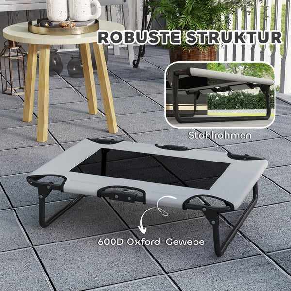 Erhöhte Hundeliege mit robustem Stahlrahmen und strapazierfähigem 600D Oxford-Gewebe auf einer Terrasse.