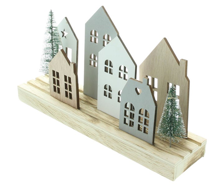 Dekorative Holzhaus-Szene mit kleinen Häusern und Bäumen auf einem Holzsockel.