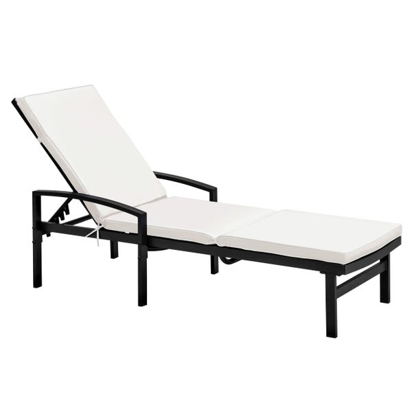 Sonnenliege aus schwarzem Metall mit weißem Polster und verstellbarer Rückenlehne.