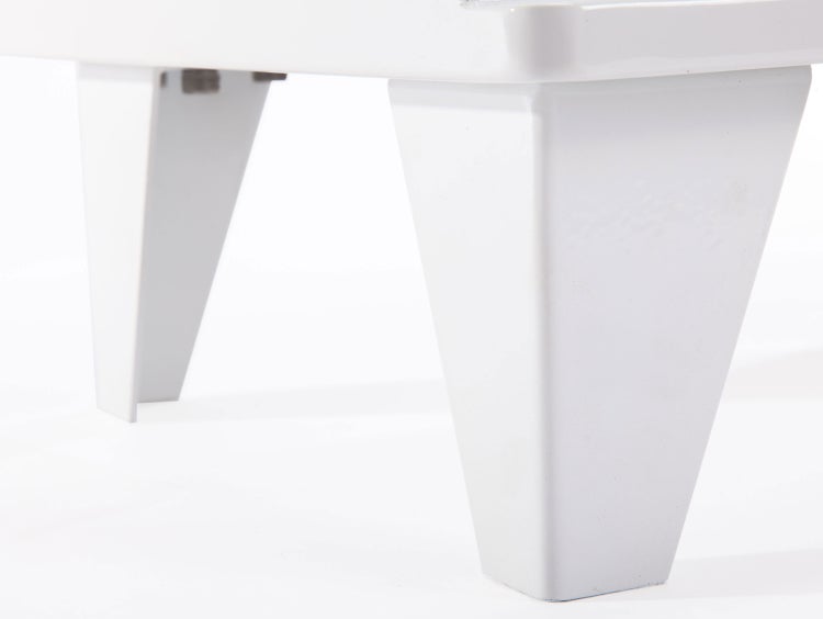 Detailansicht eines weißen Badmöbelfußes