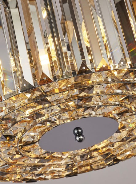 Nahaufnahme einer Deckenleuchte mit Kristallverzierungen.