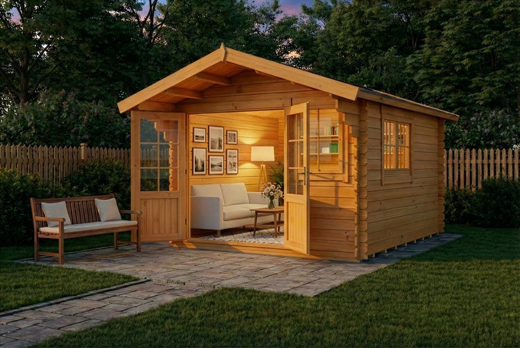 Holzgartenhaus mit geöffneten Türen, Blick auf ein Wohnzimmer mit Sofa und Dekoration