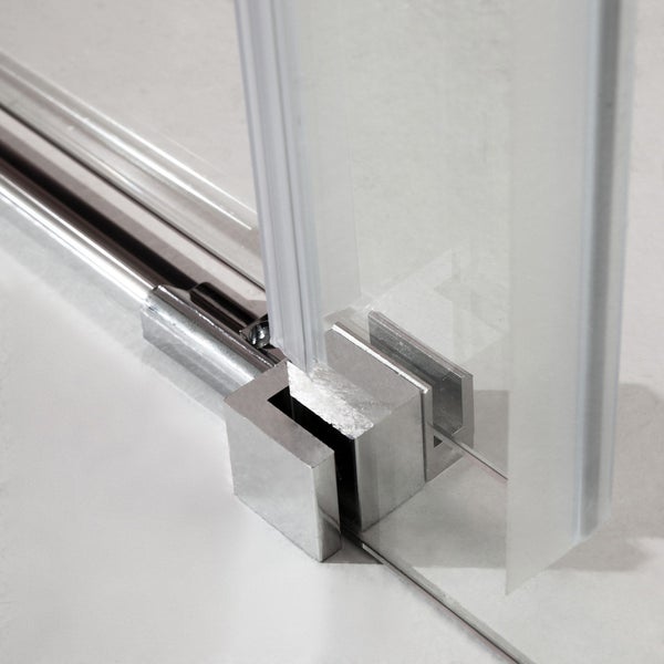 Detailansicht einer Duschkabine mit Schiebetür und silberfarbenen Beschlägen