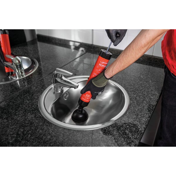 Rohrreinigungsgerät im Einsatz an einem Waschbecken