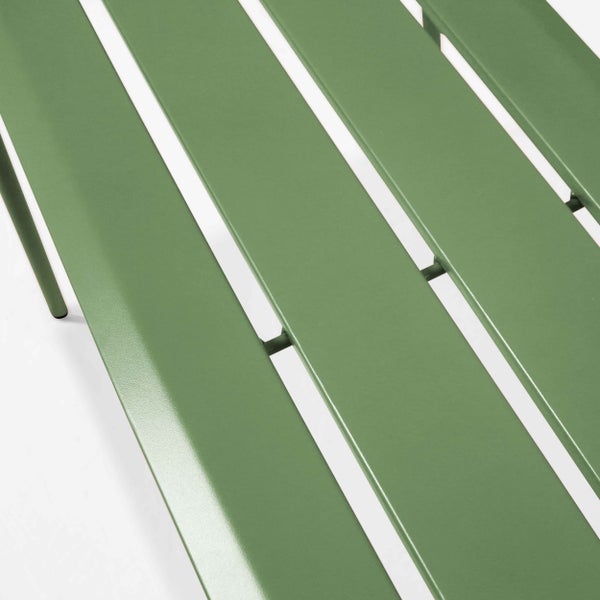 Detailansicht grüner Metalllamellen eines Gartenmöbels.