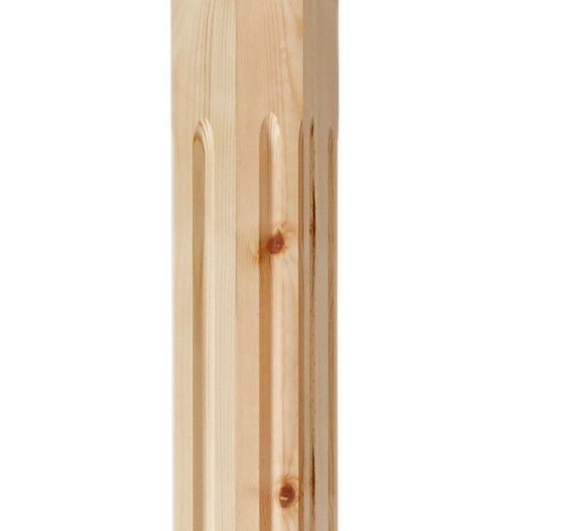 Kannelierter Geländerpfosten aus Holz mit Längsrillen und sichtbaren Astlöchern.