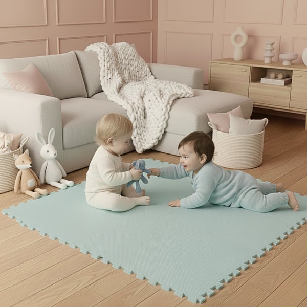Helles, geordnetes Wohnzimmer mit zwei Babys auf einer Puzzle-Spielmatte, einem Sofa und einem Sideboard aus Holz.