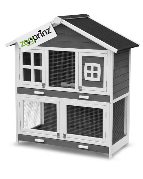 Zweistöckiger Kleintierstall aus grau-weißem Holz mit Bitumendach, Gitterfenstern, ausziehbaren Wannen und zooprinz Logo.