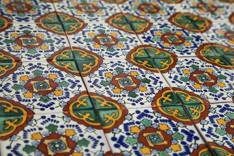 Nahaufnahme eines Musters aus Keramikfliesen