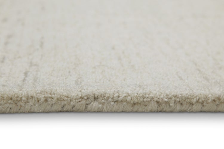 Detailaufnahme der Seitenansicht eines Teppichs mit dichtem Flor.