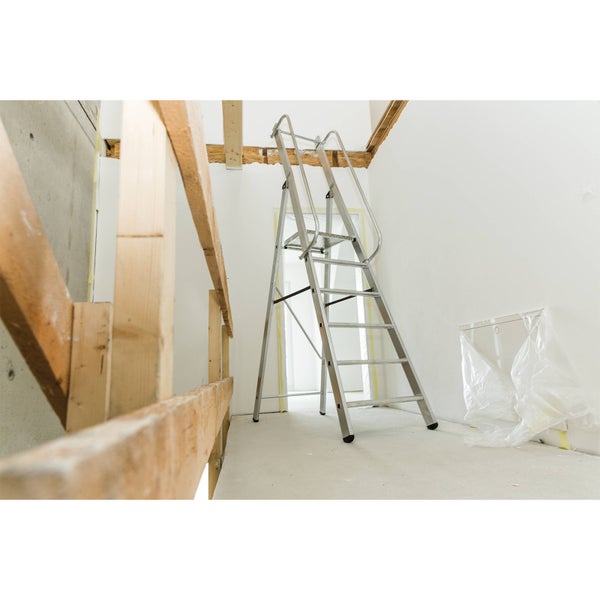 Aluminiumtreppe mit Geländer in renoviertem Raum.