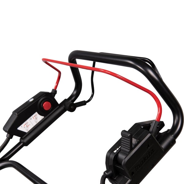 Detailansicht der Bedienelemente eines Makita Rasenmähers mit schwarzem Holm, rotem Sicherheitsbügel, Startknopf und Geschwindigkeitsregler.