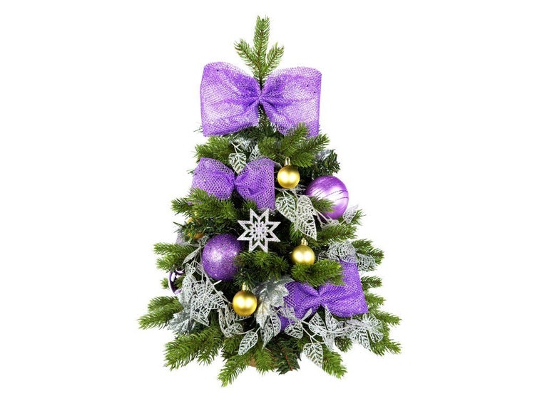 Geschmückter künstlicher Weihnachtsbaum mit lila Schleifen, Weihnachtskugeln und silbernen Dekoelementen.