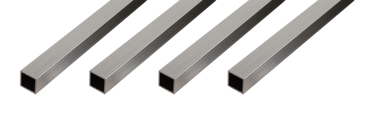 Vier Aluminium Vierkantrohre nebeneinander