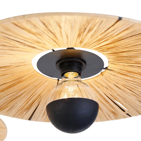 Deckenleuchte mit rundem Schirm aus Naturfasern und einem Leuchtmittel mit schwarzer Kopfverspiegelung.