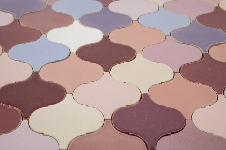 Nahaufnahme von marokkanischen Zementfliesen im arabischen Stil