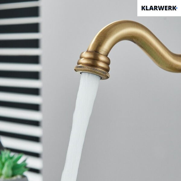 Klarwerk Wasserhahn mit fließendem Wasser im Vintage Design