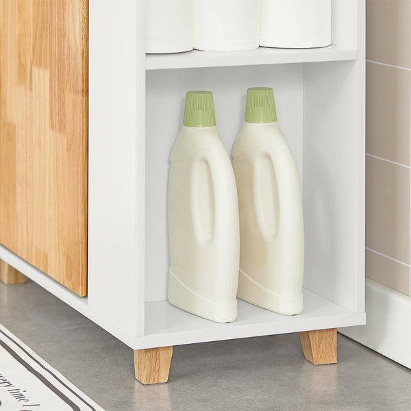 Badezimmerschrank mit Reinigungsmitteln und Toilettenpapier