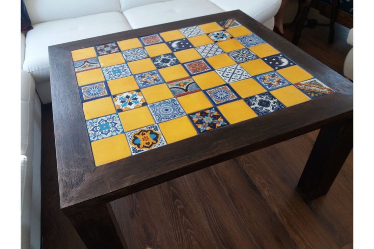 Quadratischer Tisch mit Fliesenmuster auf der Tischplatte und Holzrahmen