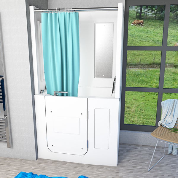 Begehbare Badewanne mit integrierter Tür und Duschvorhang in einem modernen Badezimmer mit Fensterblick auf eine Wiese.