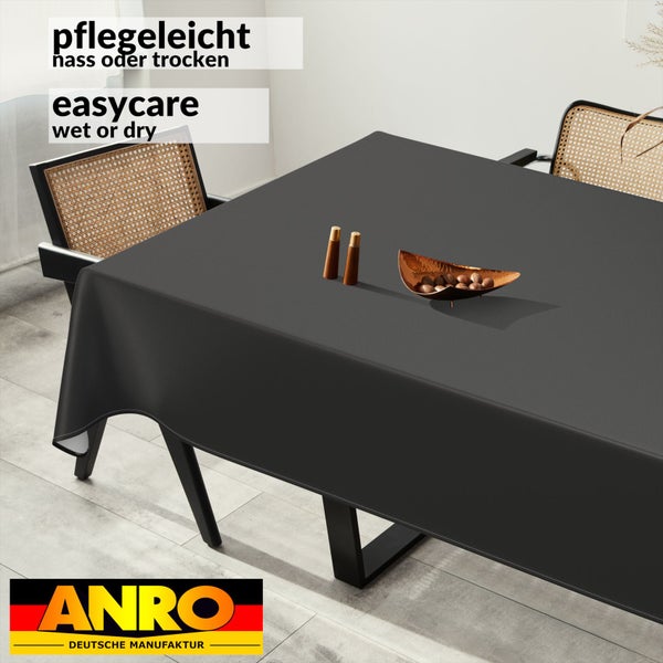 Graue Tischdecke auf einem Tisch mit Dekoration