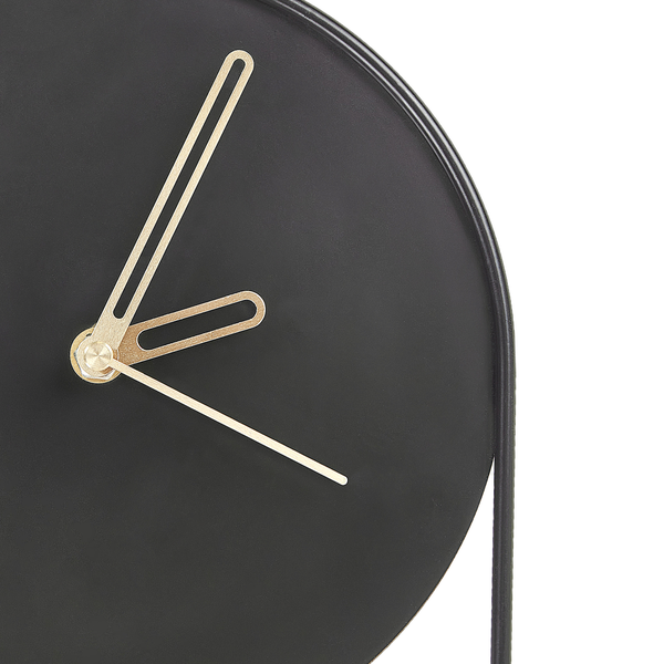 Nahaufnahme einer modernen Uhr mit schwarzem Zifferblatt und goldfarbenen Metallzeigern.