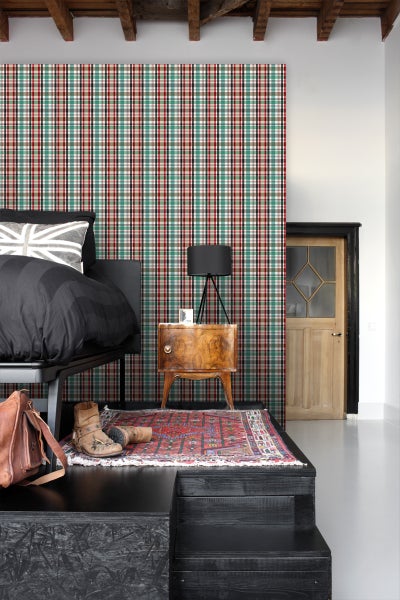 Schlafzimmer mit Bett, Nachttisch, Teppich und karierter Tapete