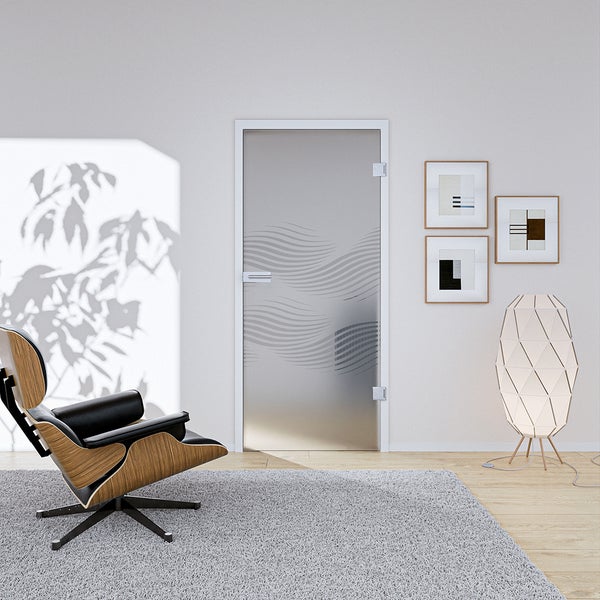 Moderne Glastür mit Wellen-Dekor in hellem Wohnzimmer mit Designer-Sessel, grauem Teppich und Stehlampe.