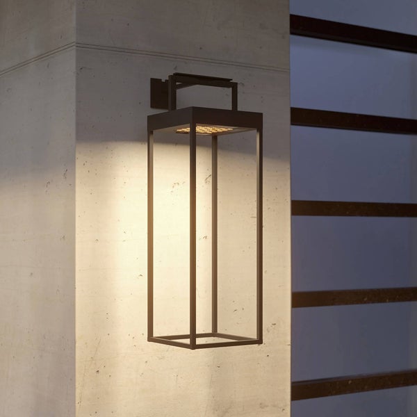 Moderne LED-Außenwandleuchte in Laternenform mit rechteckigem Metallrahmen, montiert an einer Wand.